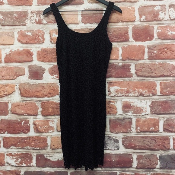 ANN TAYLOR WOMEN'S BLACK EMBROIDERED SCROLL SCALLOPED SLEEVELESS DRESS - Picture 2 of 8